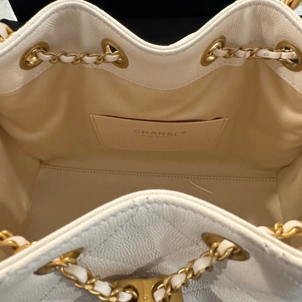 CHANEL 25 Small Handbag in Grained Calfskin & Gold-Tone Metal White - Picture 6 of 9